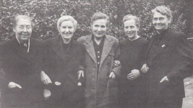 Frauen ermordeter Gelsenkirchener Widerstandskämpfer 1948 (von rechts nach links): Luise Eichenauer, Anne Littek, Emma Rahkob, Anna Bukowski. Der Name der Frau ganz links ist unbekannt.